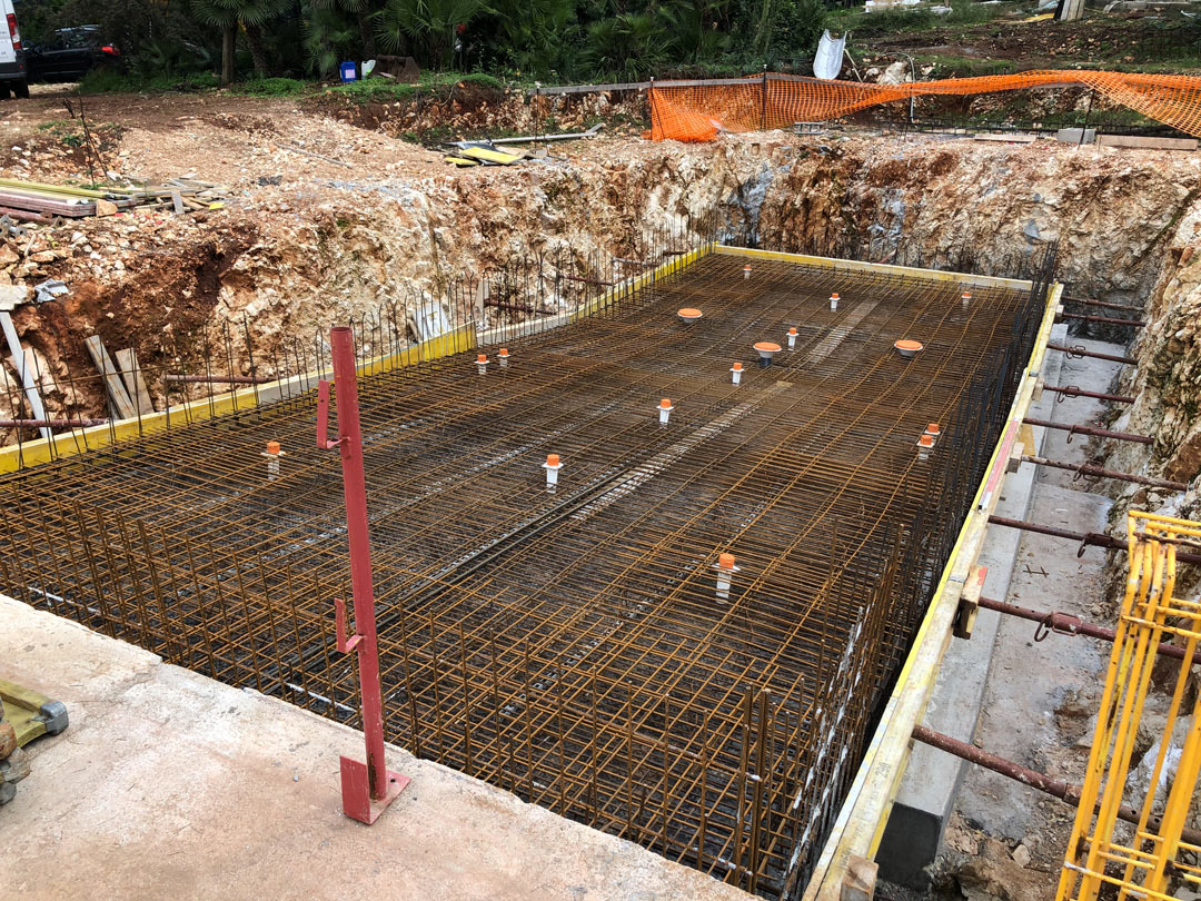 Installation des utilitaires sur le chantier de construction de la piscine
