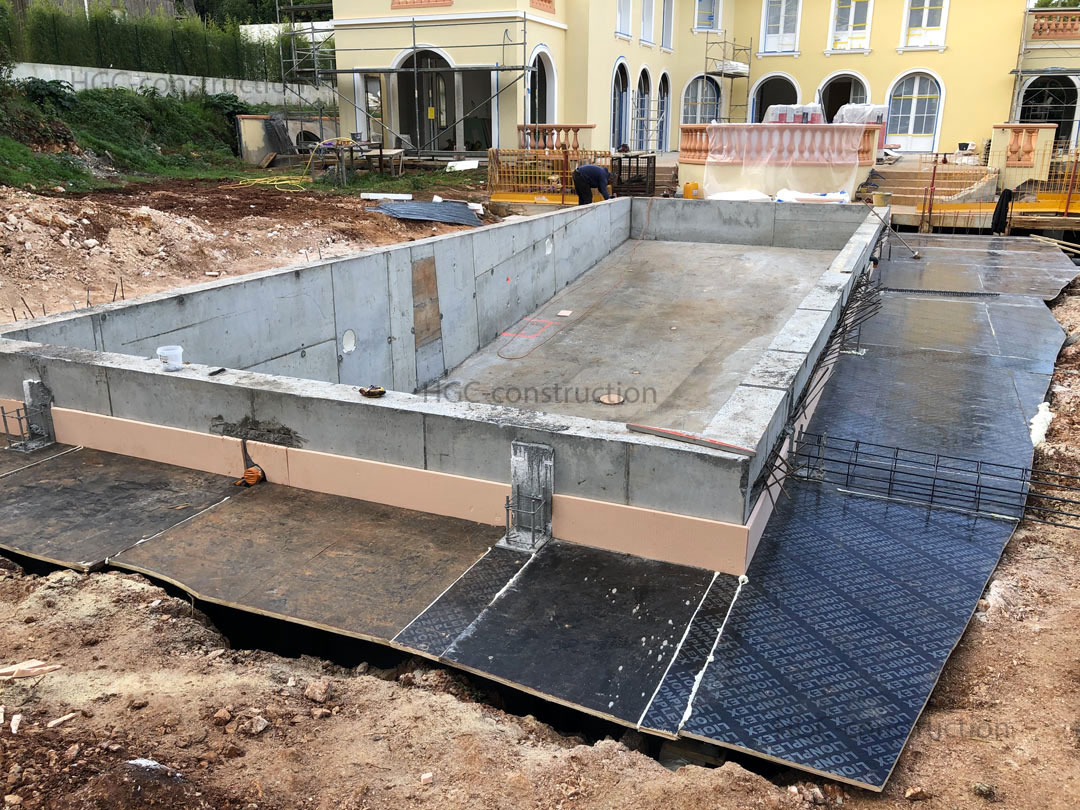 Installation d'une couche isolante sur un chantier de construction de piscine